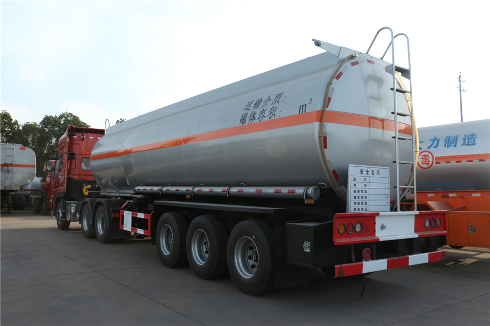 三橋半掛CLW9402GYYLV鋁合金運(yùn)油車圖片3